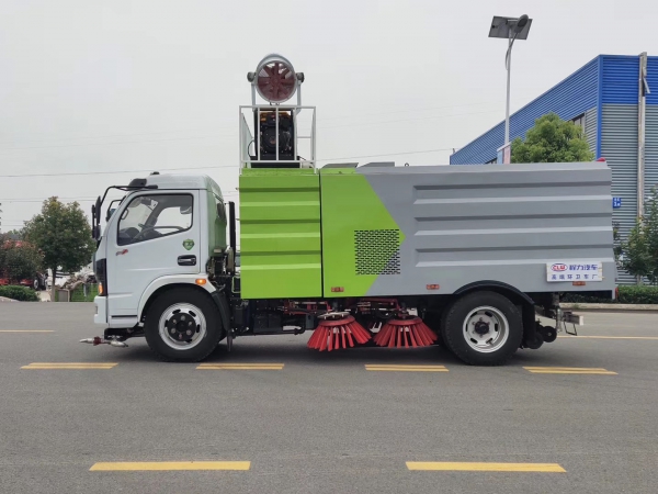 東風(fēng)多利卡7.5方掃路車帶噴霧降塵 東風(fēng)多利卡7.5方掃路車帶噴霧降塵