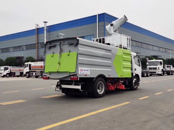 東風(fēng)多利卡7.5方掃路車帶噴霧降塵 東風(fēng)多利卡7.5方掃路車帶噴霧降塵