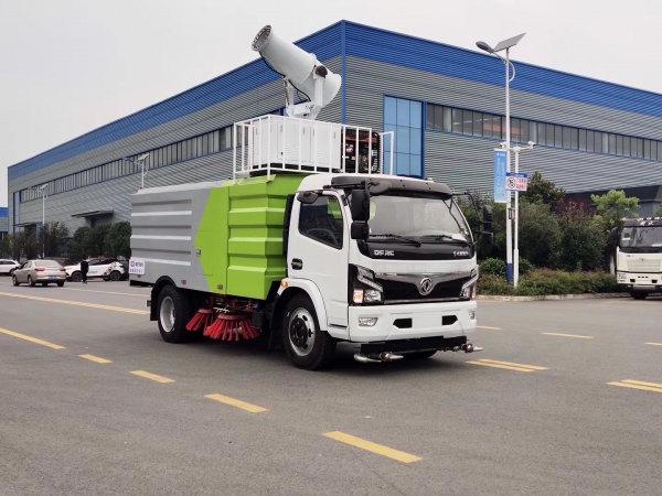 東風(fēng)多利卡7.5方掃路車帶噴霧降塵 東風(fēng)多利卡7.5方掃路車帶噴霧降塵