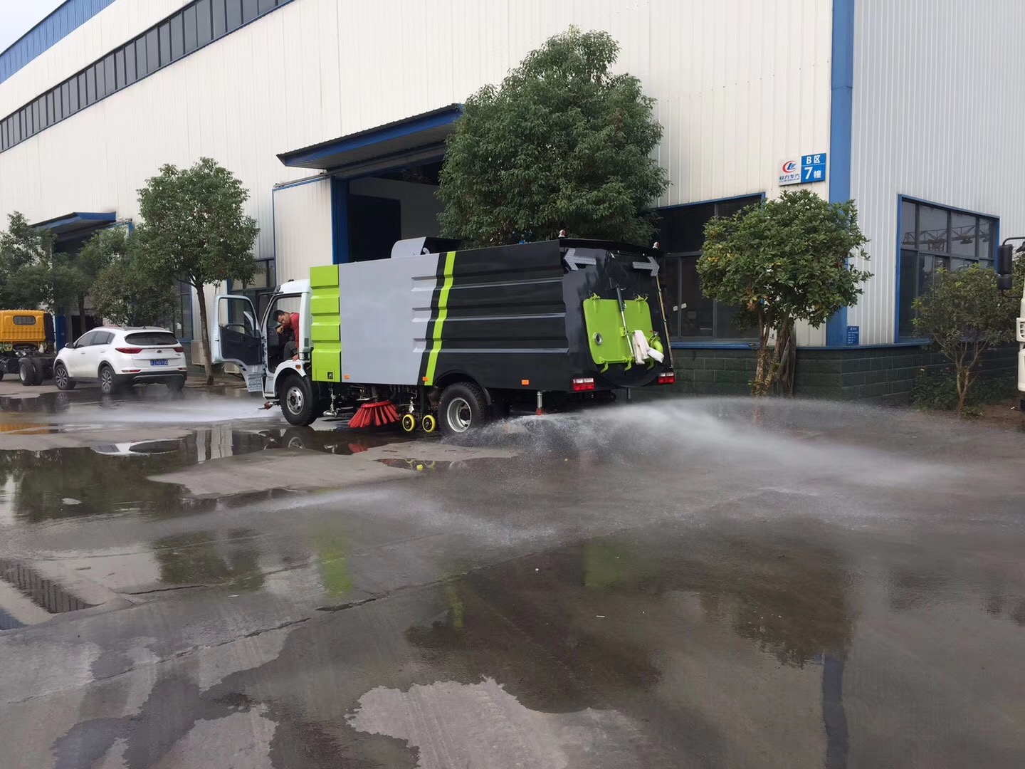 東風(fēng)大多利卡洗掃車4方塵箱.5方水箱 東風(fēng)大多利卡洗掃車4方塵箱.5方水箱