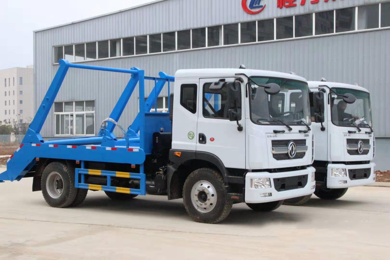 國(guó)六10立方東風(fēng)D9 擺臂垃圾車(chē) 國(guó)六10立方東風(fēng)D9 擺臂垃圾車(chē)