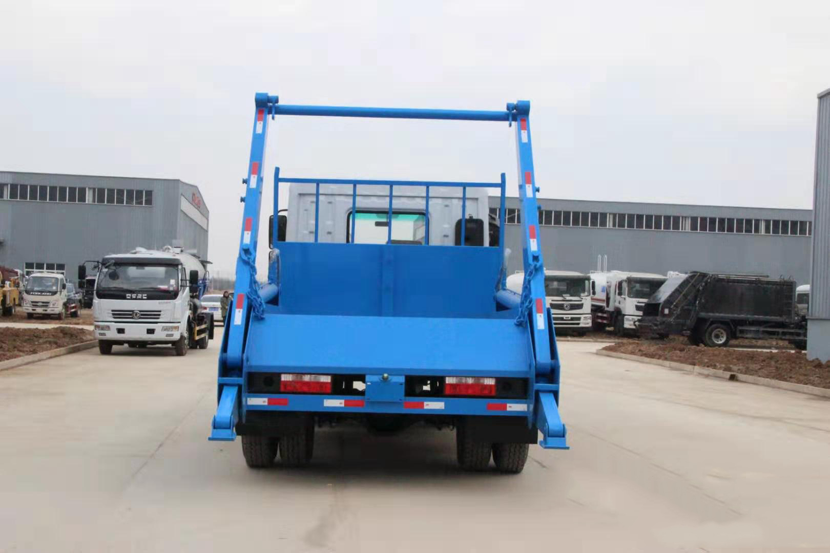 國(guó)六10立方東風(fēng)D9 擺臂垃圾車(chē) 國(guó)六10立方東風(fēng)D9 擺臂垃圾車(chē)