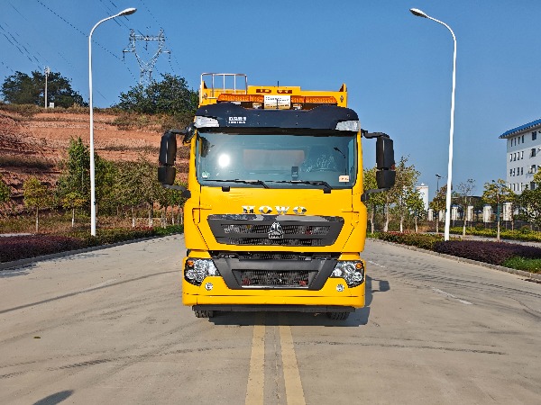 重汽豪沃排澇救險(xiǎn)車（2000立方）